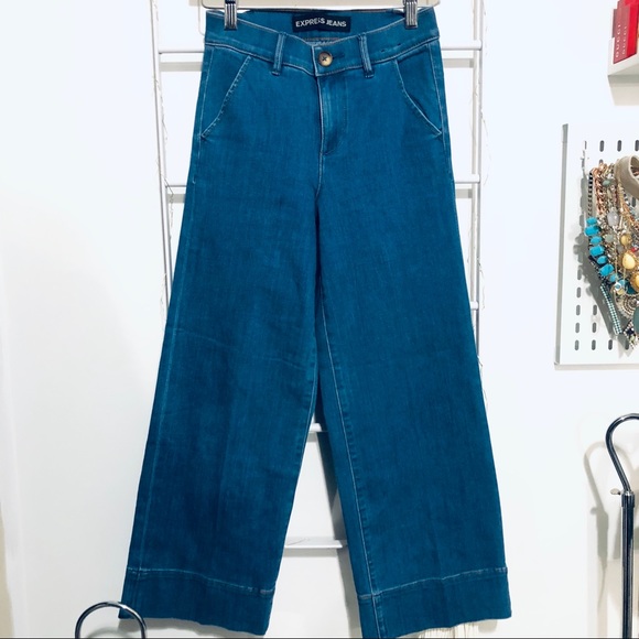 EXPRESS Cropped Flares | sz 25 - Picture 2 of 4